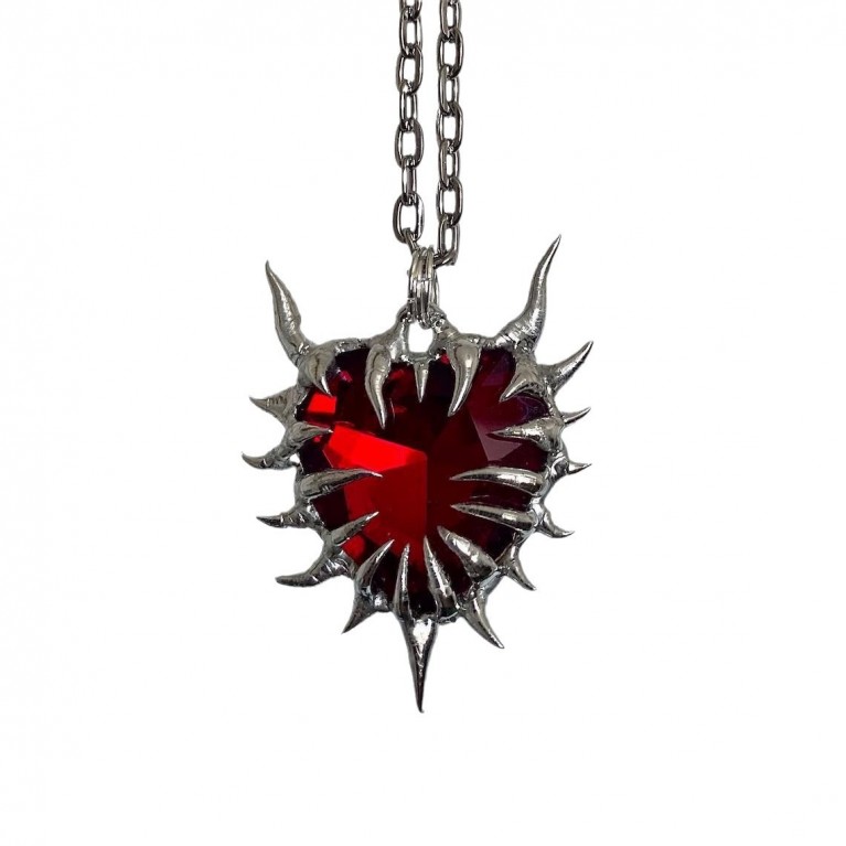 Подвеска красное сердце с шипами